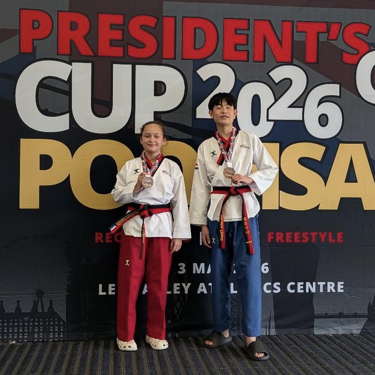 Famke Lighaam staat op het podium in London