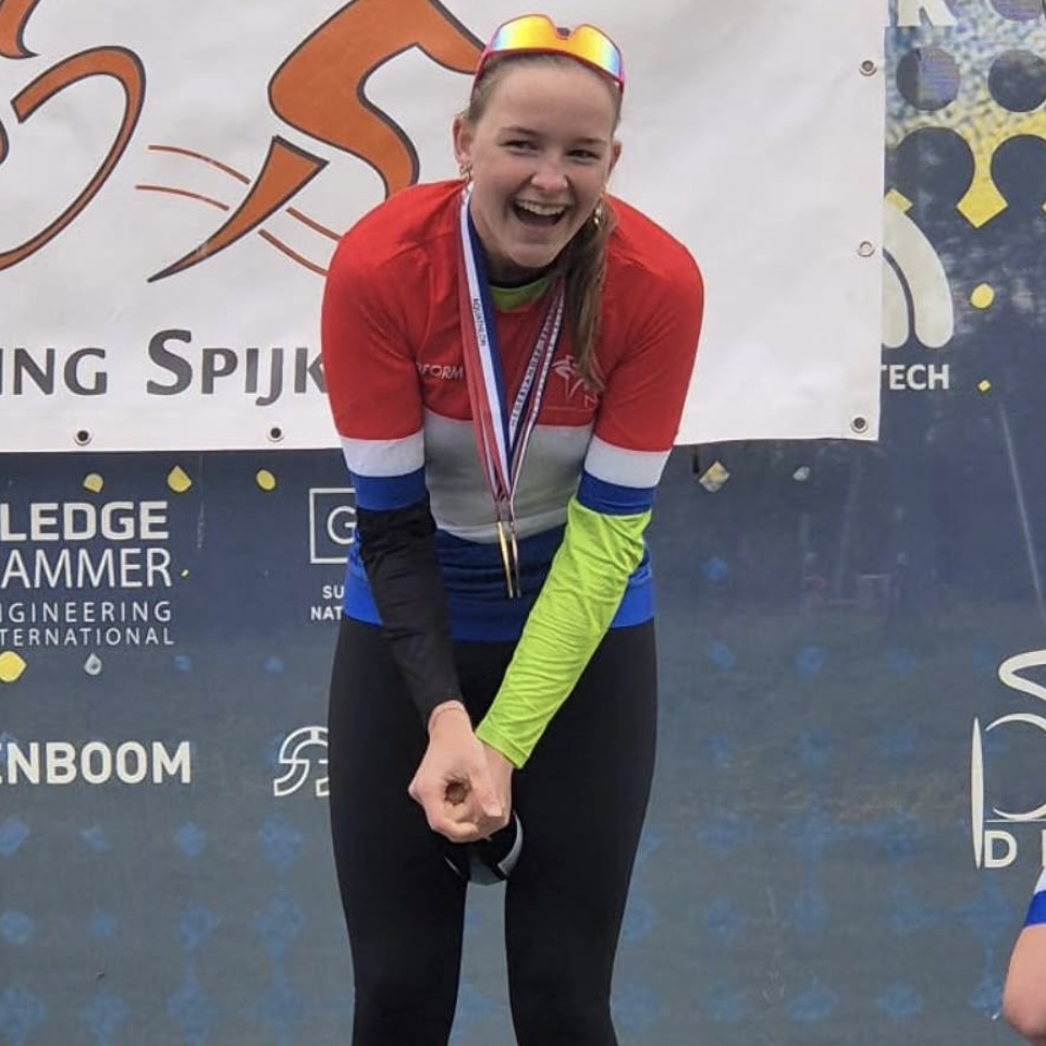 Loesha Loos Nederlands kampioen junioren en derde bij elite