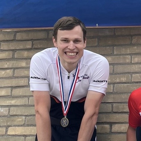 Niels Joosten rijdt naar een podiumplek op het NK