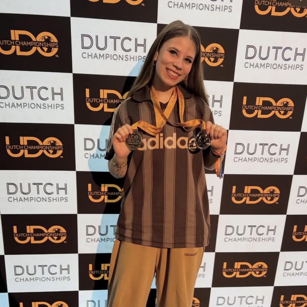 Yfke Langerak danst op alle treden van het podium bij UDO Dutch Championships